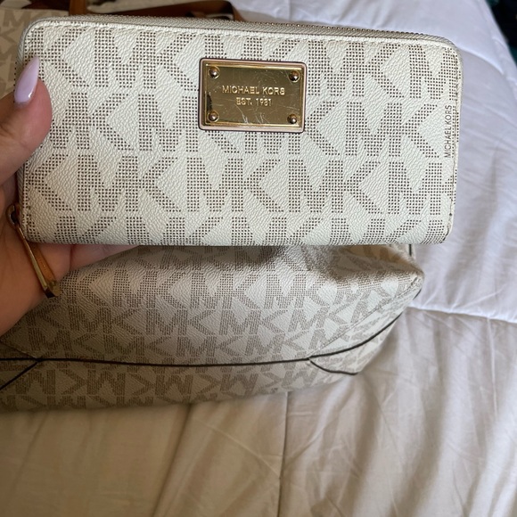 MK Bag with matching Wallet - Picture 4 of 6